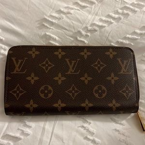 Authentic LV monogrammed zippy wallet!!